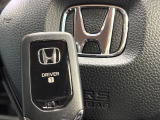 【Hondaスマートキー】カバンやポケットに入れたままでもドアの施錠・解錠が可能なスマートキーを装備。エンジンのオン・オフ時もカギを取り出す必要が無いからとっても便利です♪