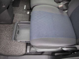 ご覧のとおり、助手席シ-ト下にはちょっとした荷物スペ-スが有るんです。  何を入れてどんなふうに使うかはアナタ次第です♪