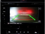 バックカメラ トラフィックアラートで苦手な駐車も楽々できます.