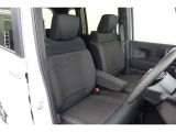 フロントシートはゆったりとしていて開放感があるベンチシートです。車内の移動も楽々です!狭い場所や駐車場で片側をギリギリに停めた際には便利ですよ!