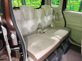 後部座席も気になるようなキズ・汚れやへたり等、大きなダメージはなく、良好な状態です。