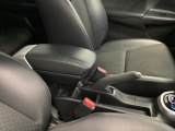 アームレスト装備。長時間の運転を快適にサポートしてくれます。