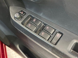 【電動格納ミラー】サイドミラーは電動格納式となっており、狭い駐車場でもキズがつくリスクを抑えられます。
