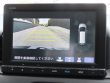 リアワイドカメラシステム!従来の視野に加えて、後方側方を約180&deg;まで見えるワイドビューと、後方を真上から見たような視野で駐車時などに便利なトップダウンビューの3つの視野があります!