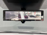 インテリジェントルームミラー。車両後方のカメラ映像をミラー面に映し出すため、車内の状況や天候などに影響されずいつでもクリアな後方の視界が得られます。