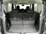 大きく開くラゲッジスペースです 左右独立でリアシートが倒れるので長尺の荷物も積むことが可能です アレンジ次第で有効活用が可能です