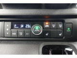 ★エアコンはオートタイプが装着済みです!オートモードにしておけば、車内温度を設定するだけで風の料や吹き出し口の切り替えを機械が行ってくれます!一年中快適な環境を作れますよ♪