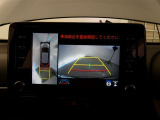 【全周囲モニター】車を上空から見下ろしたような映像をカーナビ画面に映し出し、車庫入れや縦列駐車をサポートしてくれます。