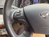 ステアリングスイッチ付きのハンドル!運転に支障をきたすことなくナビ操作が可能です!!