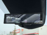 【インテリジェントルームミラー】後席の大きな荷物や同乗者で後方が確認しづらい時でも安心!カメラが撮影した車両後方の映像をルームミラー内に表示。クリアな視界で状況の確認が可能です!