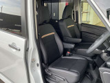 運転席と助手席はアームレストがついていますのでゆったりお座りになられます。