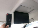 お子様のロングドライブに役立つ後席モニター付きです☆