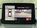 狭い場所での駐車やすれ違いなどでより的確な運転操作に役立つ360&deg;ビューモニターが装備されています。
