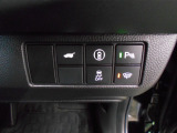 パワーテールゲートの開閉、横滑りを防ぐVSA等のスイッチ類は運転席の右側、手の届きやすい位置にあります。