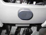 ドライブレコーダーのスピーカー部の写真になります。場所はハンドル下付近にあります。