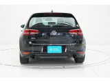 【リヤ】使い勝手の良いハッチバックスタイル!リヤのVWエンブレムは、バックカメラを内蔵しハッチバックを開け閉めする際の取っ手にもなります。