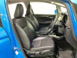 広い足元にゆったり座れるシートには肘掛けも装備しており長距離の運転でも疲れにくくなってます。女性でも運転がしやすいように、シートの高さ調整機能(シートリフター)がついています。