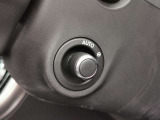 【電動コラムステアリング】ハンドルの位置を電動で微調節が可能です。