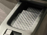 スマートフォンなどがスッキリ置けるセンターコンソールトレイです