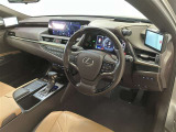 運転席周りのレイアウトをご覧ください。ナビゲーションが綺麗に装着されスッキリ収まってますね!操作スイッチも手が届きやすくわかりやすいです!