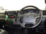 運転席まわりです。 各操作スイッチは使いやすい位置に配置されてます。