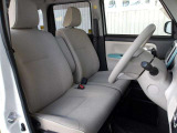 インテリア・シートカラーはベージュ/ブラック基調!フロントはベンチシートなので、狭い駐車場などでドアをどちらか片方のドアが開けられないときに反対側へ移動して降りられるので便利です!