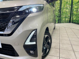 【LEDヘッドライト】悪天候や夜間走行時も良好な視界を確保し安心して運転できる高輝度LEDヘッドライトを装備!点灯速度が早く、消費電力も抑えられています。