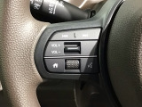 ステアリングにオーディオ操作スイッチが付いています。オーディオ画面に直接タッチしなくても操作が出来ますので、運転に集中できます。