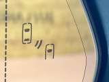 【ブラインドスポットモニター】走行中、ドアミラーの死角になりやすい箇所に後続車が接近するとサイドミラーのレンズに警告を表示!ドライバーに注意喚起をしてくれます。