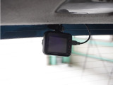 この車にはリアにもドライブレコーダーを装備しております◆映像・音声などを記録する自動車用の装置です。 もしもの事故の際の記録はもちろん、旅行の際の思い出としてドライブの映像を楽しむことができます。