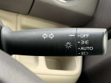 ■オートライト■車外の明るさに応じて、自動的にライトの点灯・消灯をしてくれます。トンネルが続くような道でも、いちいちライトスイッチを操作する必要がありません。消し忘れの心配もありません。