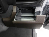 【カップホルダー】エアコン吹き出し口下部に設置されていますので使いやすさバッチリ!運転席から手の届くちょうどの位置です!