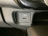 エアコン操作パネルの下に、スマートフォンなどの充電可能なUSB端子がついています。移動中に充電もできるので便利です。
