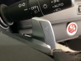 ステアリングホイール・後ろの減速セレクターは、左右に取り付けられた2つのパドルスイッチで減速の強さを調整。 左側の「-」を操作すると減速を強く、右側の「+」を操作すると減速を弱くすることができます。