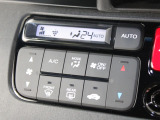 フルオートエアコンが装備されています!お好みの温度設定をするだけでエアコンの風量やモードの切り替えを自動でコントロールしてくれます!ユーザーの操作が少なく燃費走行にもつながります!