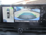 【アラウンドビューモニター装備】 バックカメラによる後方の確認だけでなく4つのカメラで真上から見ている様に周囲360度を写し出し、自車周辺の詳細な状況を確認出来ます。狭い場所での取り回しも安心です。