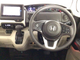 【ハンドル】運転にかかわる様々な操作を安全に行えるように視点移動が少なく操作性に配慮されたスイッチ類が凝縮されたコックピットです。
