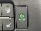 ワンタッチで省燃費走行をサポートするECONスイッチを装備。