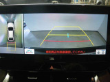 パノラミックビューモニター付きです。 車両を上から見たような映像をディスプレイオーディオ画面に表示。 運転席からの目視だけでは見にくい、車両周辺の状況をリアルタイムでしっかり確認できます。