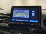 リバースギアに入れるだけで後方の表示へ切り替わります。夜間や雨の日の駐車も楽になりますよ。