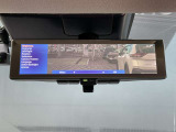 車両後方のカメラ映像をミラー面に映し出すので車内の状況や天候に左右されず後方視界を得られます。
