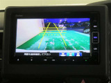 車両後方の映像を映すバックモニター。進路を確認しながら安全に車庫入れできます。