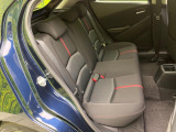 後部座席も気になるようなキズ・汚れやへたり等、大きなダメージはなく、良好な状態です。