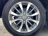 純正アルミホイールです。足元が引き立つので、車全体のイメージがアップしますよ