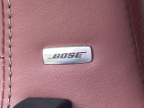 【BOSEサウンドシステム】メーカーオプションの高品位サウンドシステムを搭載。専用のチューニングが施された大小様々なスピーカーから良質なサウンドが奏でられ、臨場感あふれる音響空間を演出します。