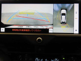パノラミックビューモニター付きです。車両を上から見たような映像をディスプレイオーディオ画面に表示。運転席からの目視だけでは見にくい、車両周辺の状況をリアルタイムでしっかり確認できます。