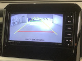 リバースギアに入れるだけで後方の表示へ切り替わります。夜間や雨の日の駐車も楽になりますよ。