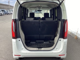 大口なテールゲートです。幅広、低い床面で大きな荷物の出し入れが簡単になります。コンパクトボディーなのに、荷室はこんなに広々!たくさん荷物が積めますよ。