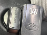 【Hondaスマートキー】カバンやポケットに入れたままでもドアの施錠・解錠が可能なスマートキーを装備。エンジンのオン・オフ時もカギを取り出す必要が無いからとっても便利です♪