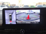 【アラウンドビューモニター】専用のカメラにより、上から見下ろしたような視点で360度クルマの周囲を確認することができます☆死角部分も確認しやすく、切り返しや駐車も安心して行えます。